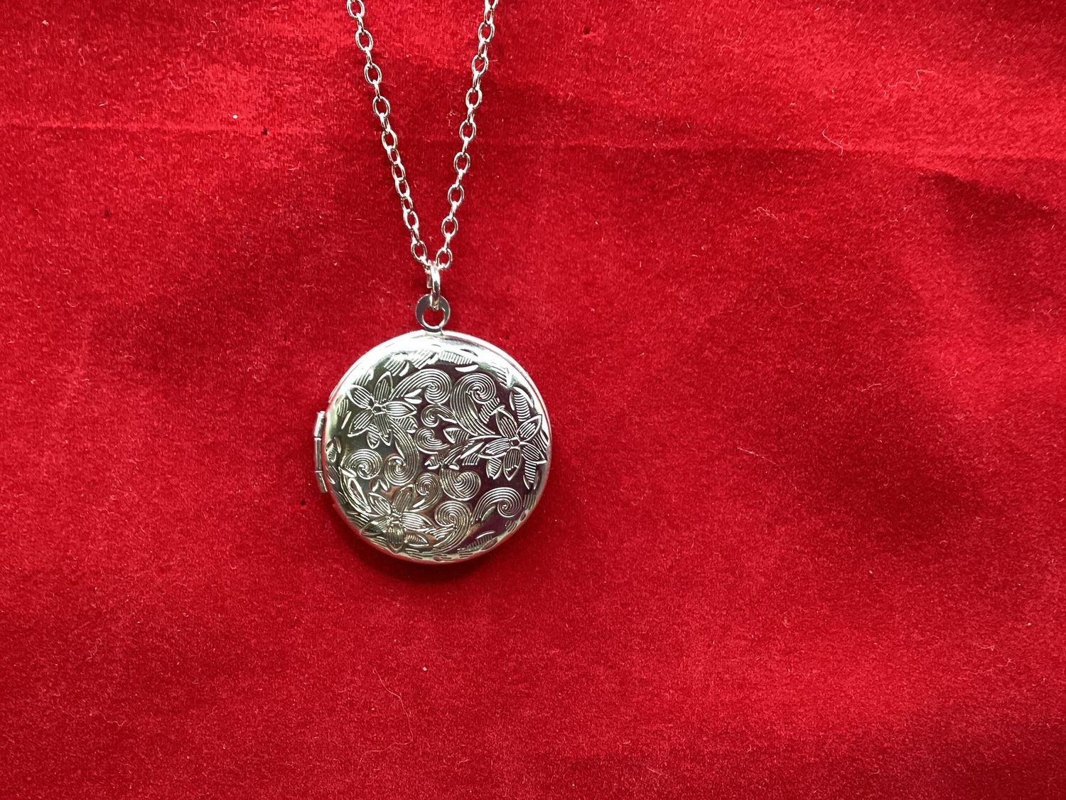 Locket necklace silver-tone