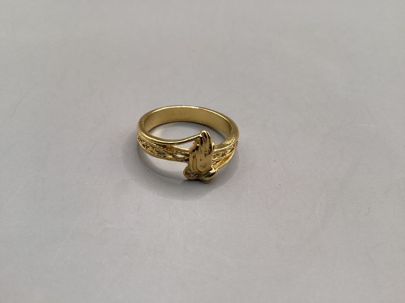 Praying hands gold-tone ring size 8