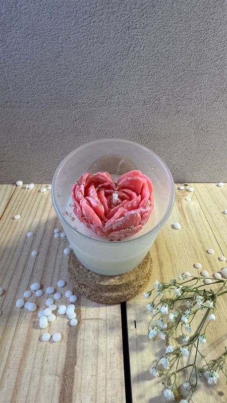 Bougie déco pivoine en coeur Délice Interdit 135g