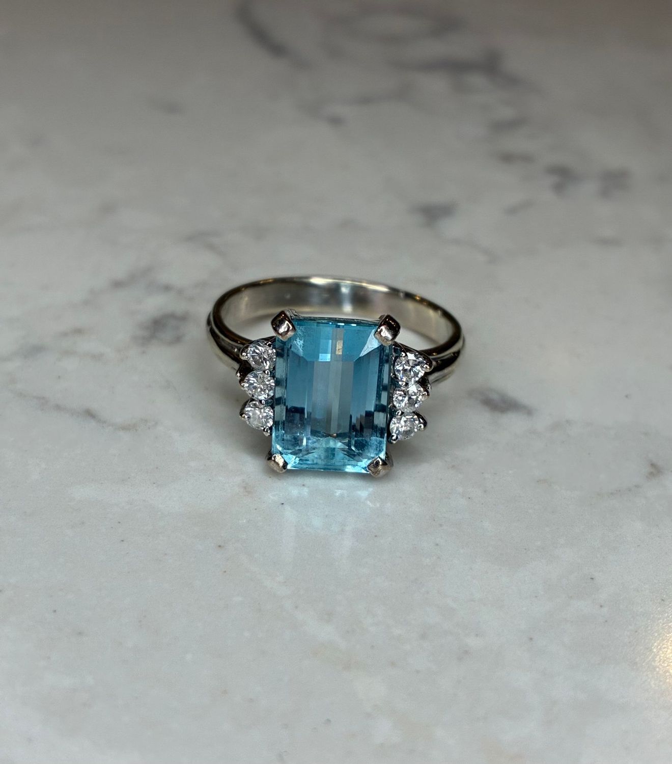 18ct white gold, aquamarine and diamond ring 18ct white gold, aquamarine and diamond ring
