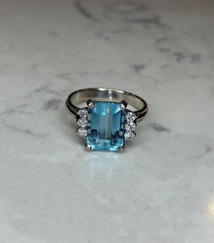18ct white gold, aquamarine and diamond ring