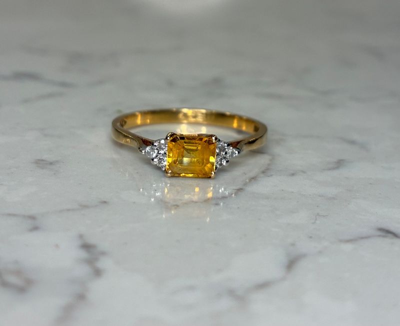 Vintage 18ct gold yellow sapphire & diamond ring