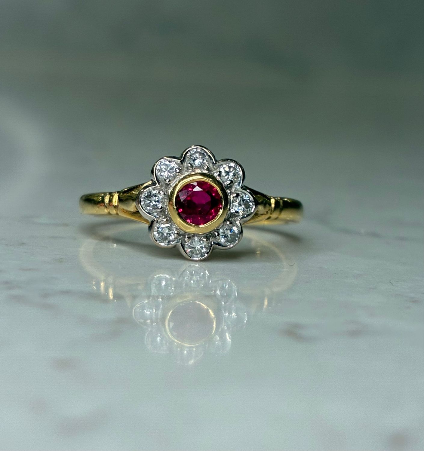 Vintage 18ct gold ruby & diamond daisy cluster ring