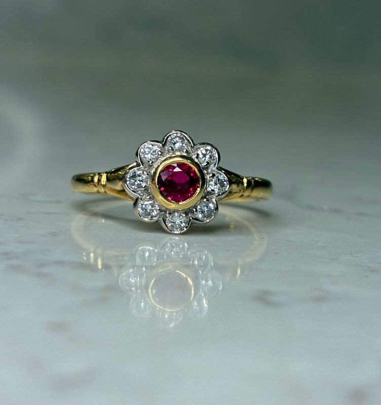 Vintage 18ct gold ruby & diamond daisy cluster ring