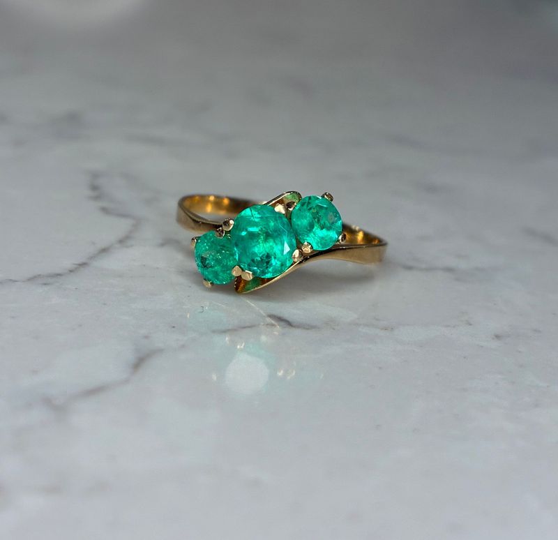 Vintage 18ct gold emerald trilogy ring