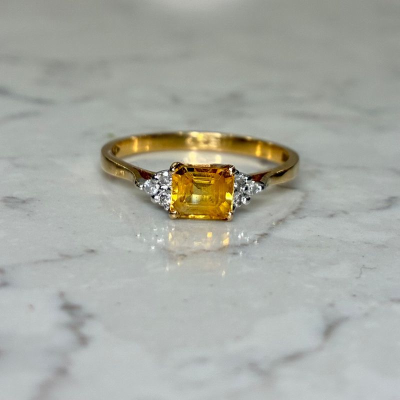 Vintage 18ct gold yellow sapphire & diamond ring