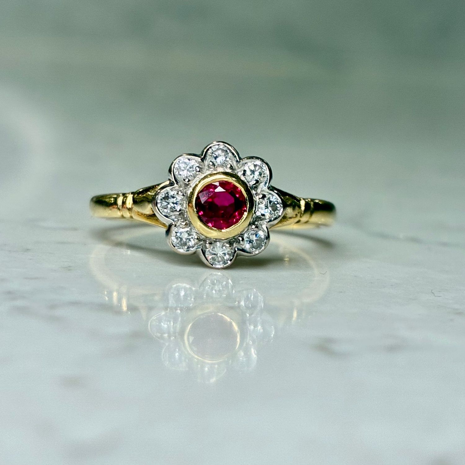 Vintage 18ct gold ruby & diamond daisy cluster ring