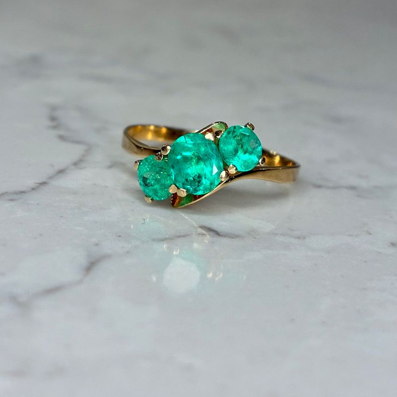 Vintage 18ct yellow gold emerald trilogy ring