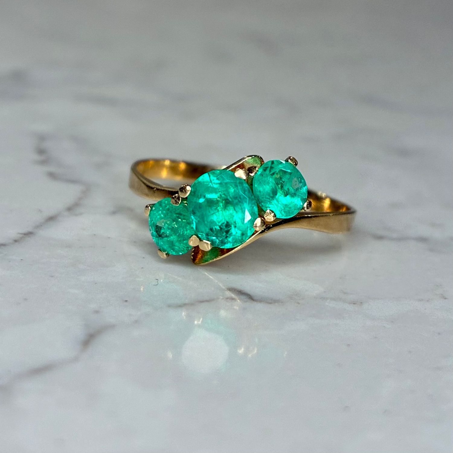 Vintage 18ct yellow gold emerald trilogy ring