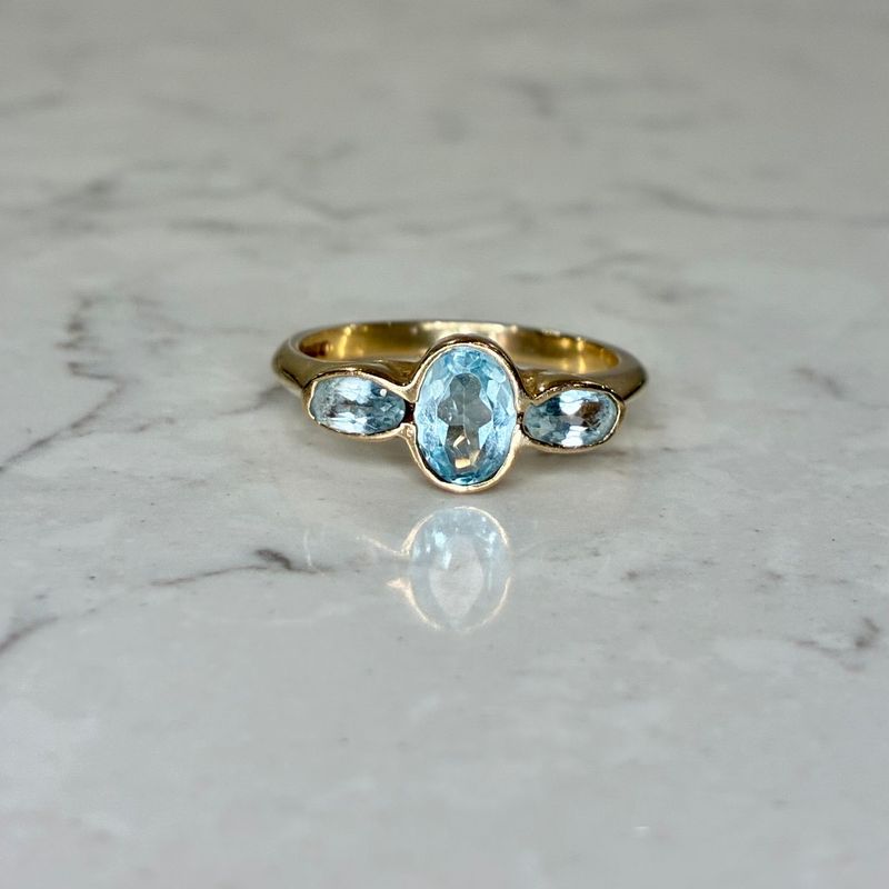 Vintage 9ct yellow gold aquamarine trilogy ring