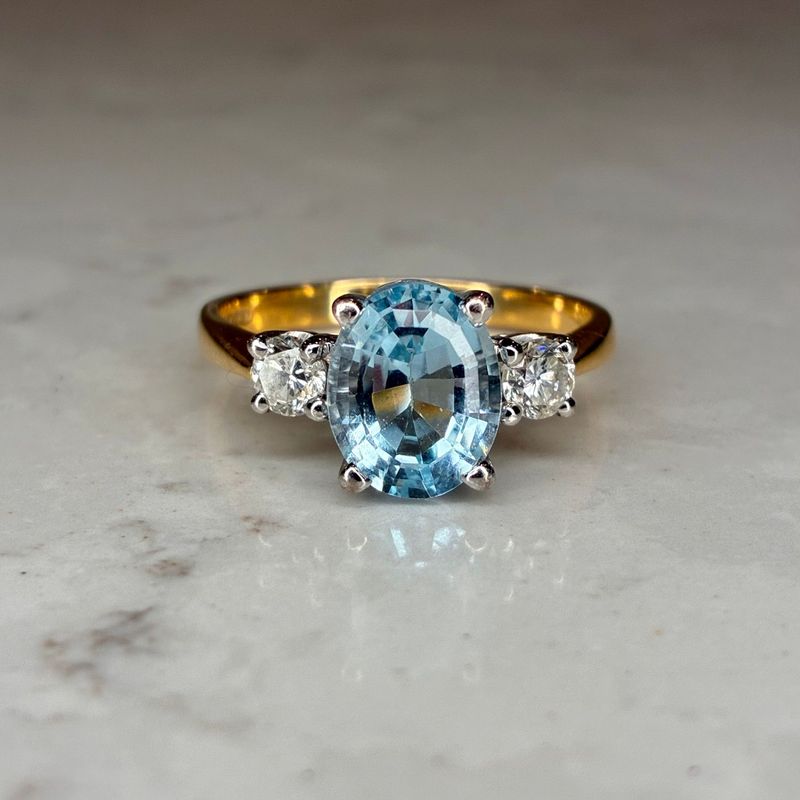 Vintage 18ct yellow gold aquamarine & diamond trilogy ring