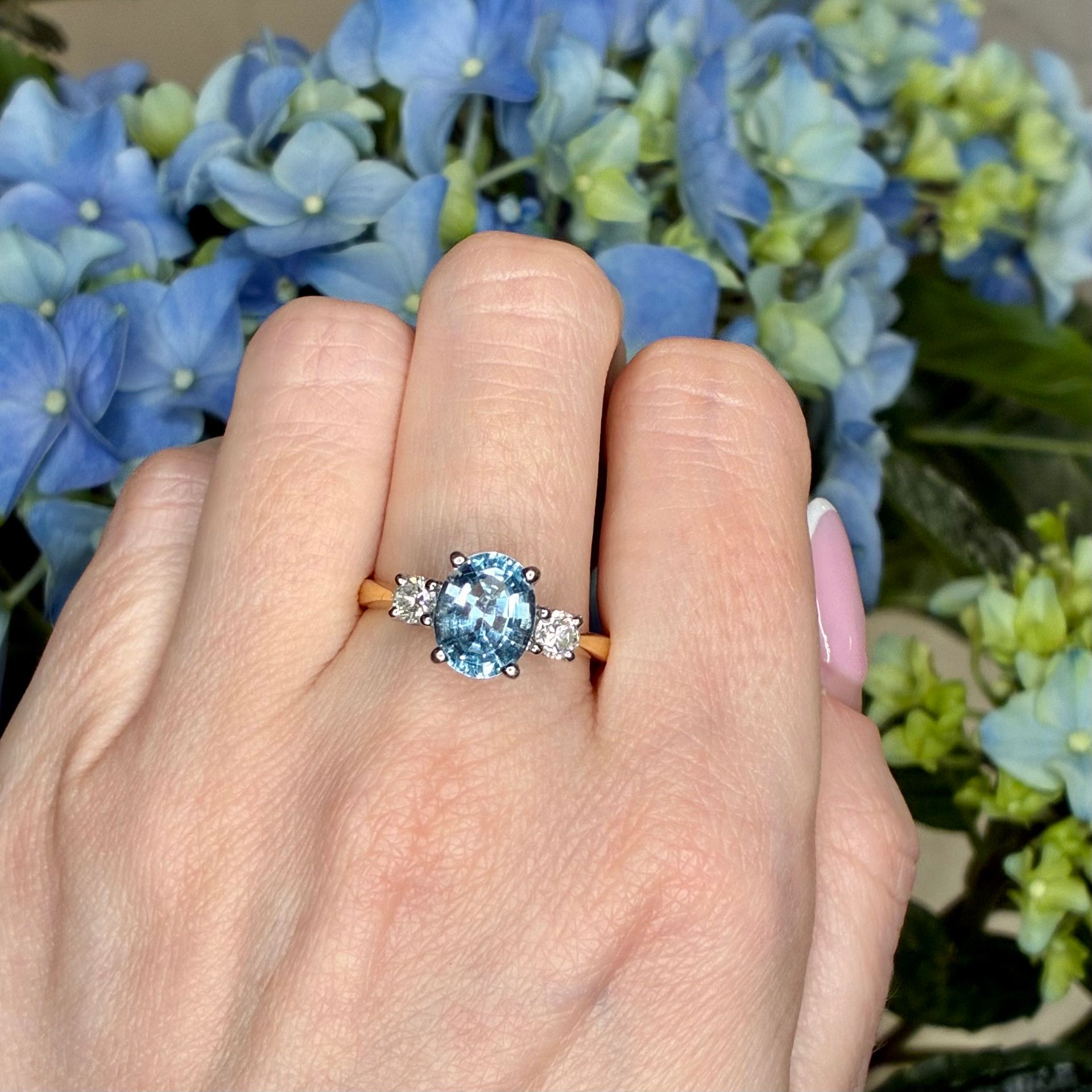 Vintage 18ct yellow gold aquamarine & diamond trilogy ring