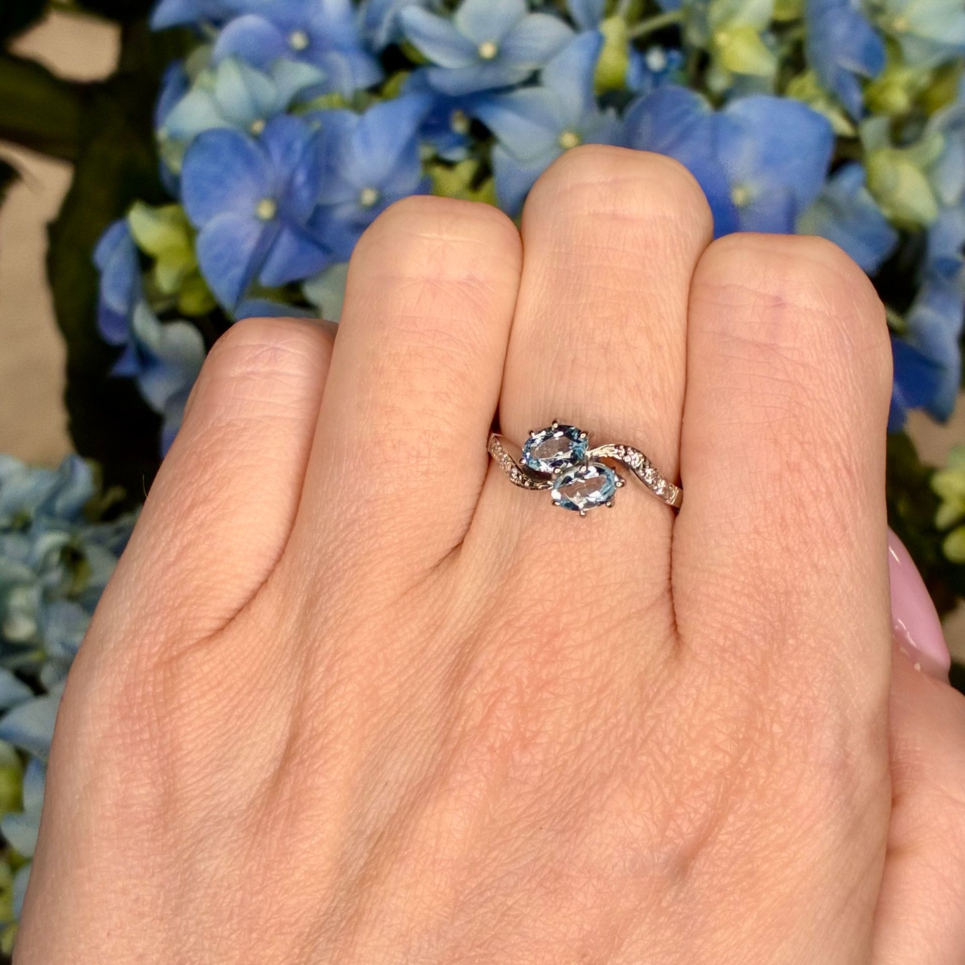 Vintage 18ct white gold aquamarine crossover ring