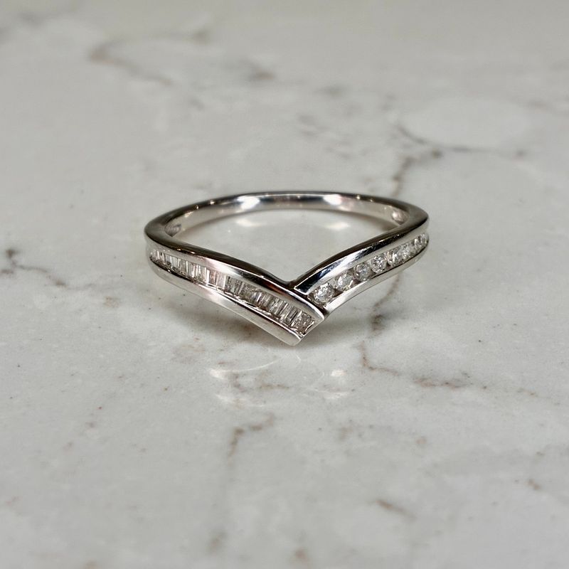 Vintage 9ct white gold chevron ring