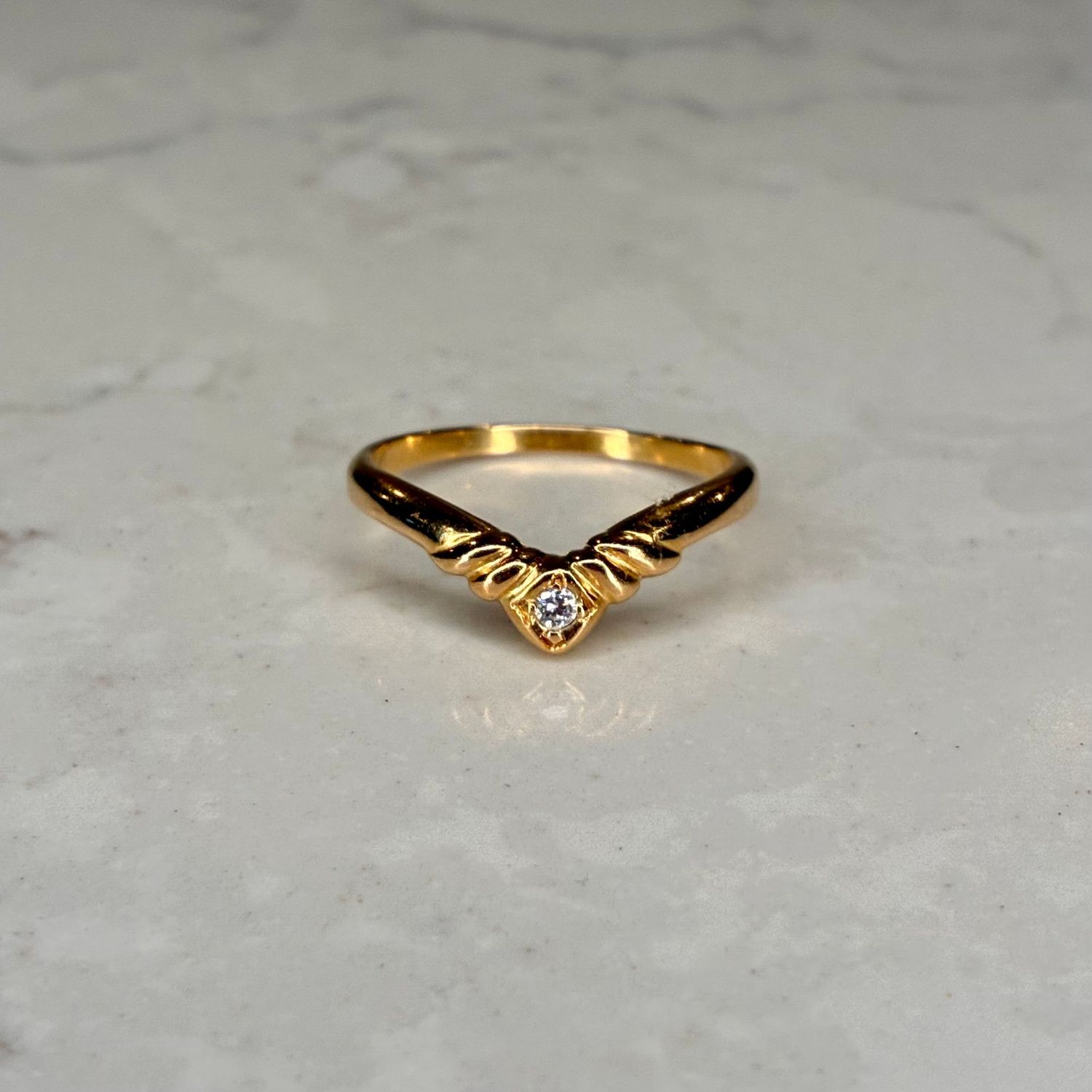 Vintage 18ct curved wishbone set with a diamond