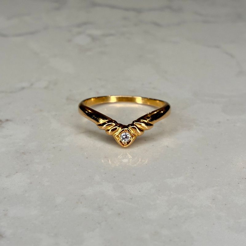 Vintage 18ct curved wishbone set with a diamond