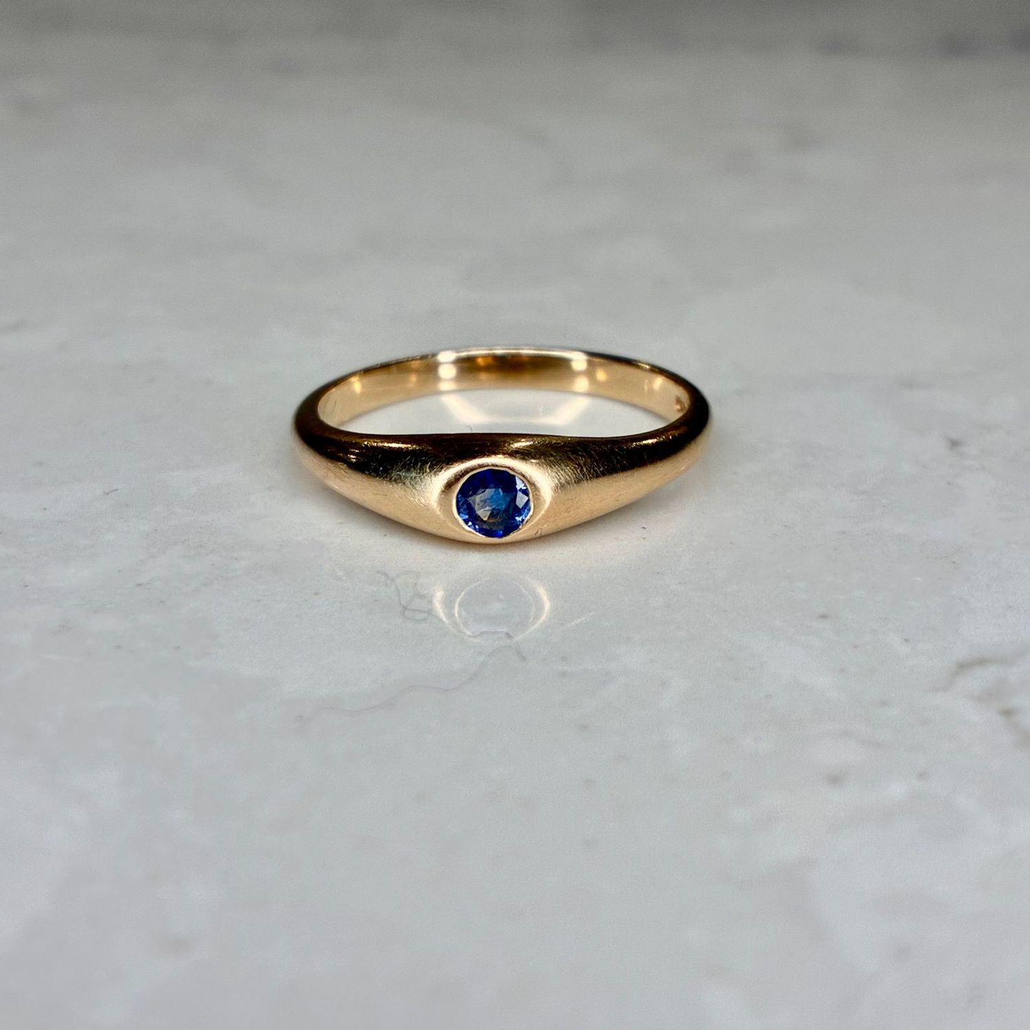 Vintage 9ct yellow gold band with a single sapphire