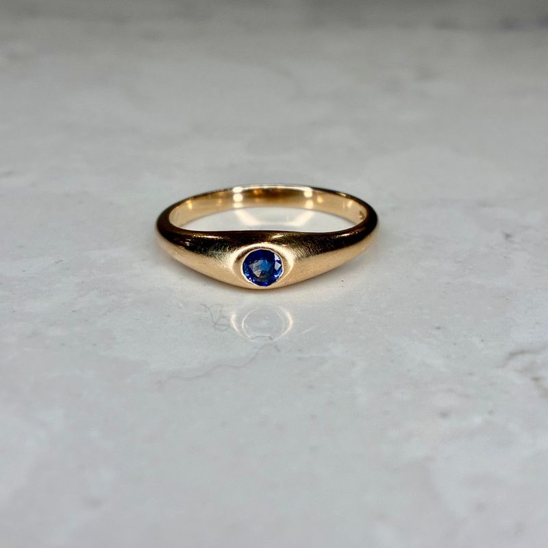 Vintage 9ct yellow gold band with a single sapphire