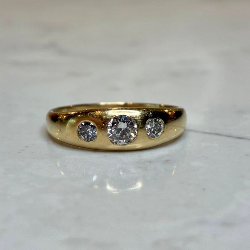 Antique 18ct yellow gold flush-set diamond ring