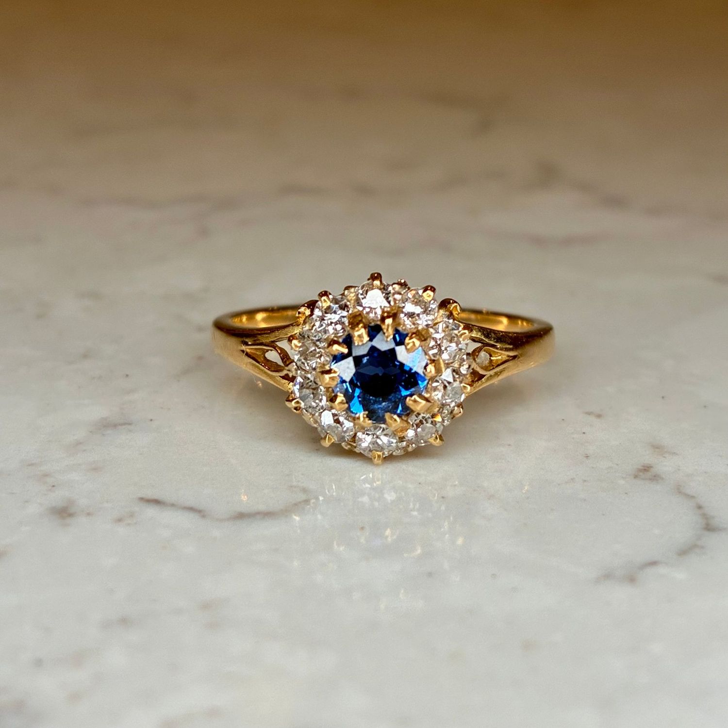 Vintage 18ct yellow gold sapphire & diamond cluster ring