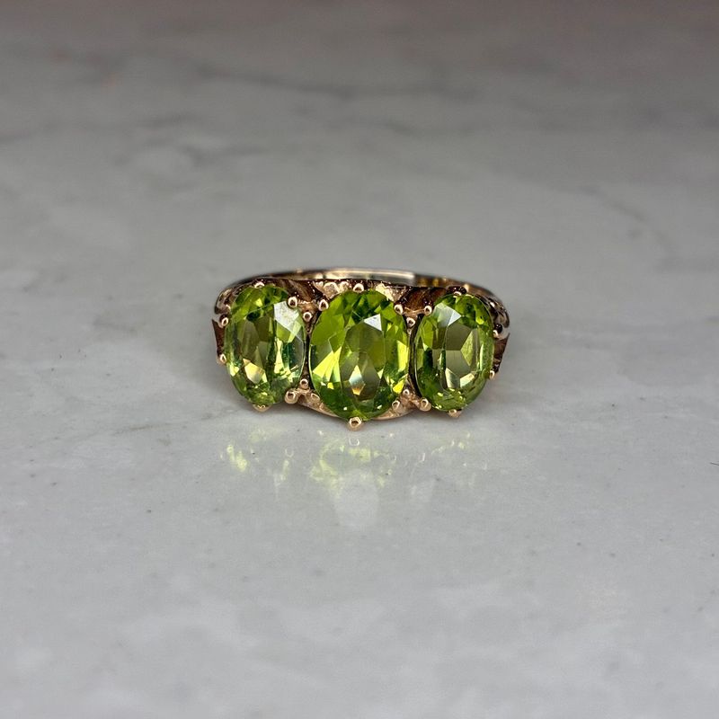Vintage 9ct yellow gold peridot trilogy