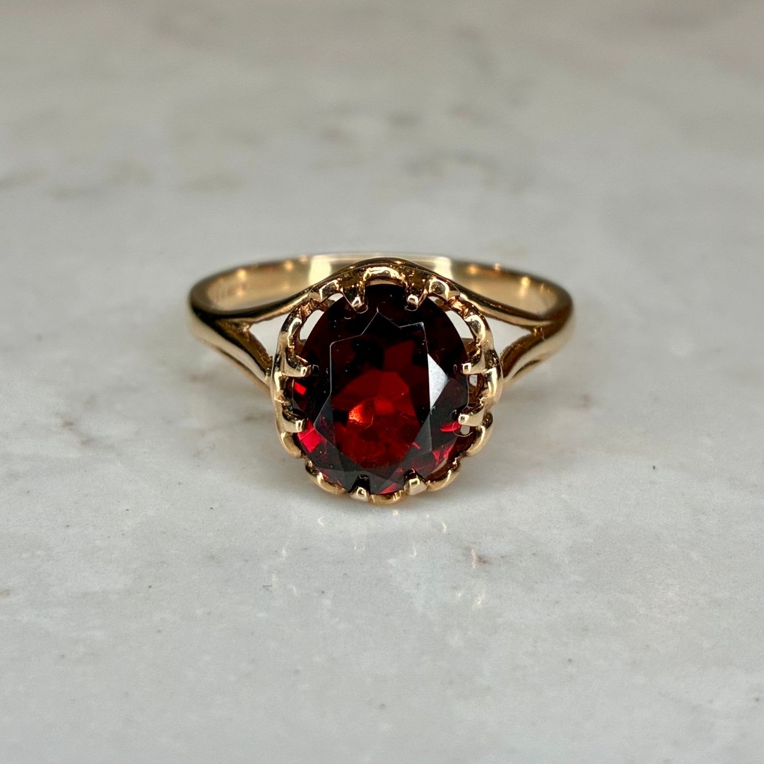 Vintage 9ct yellow gold claw set garnet ring Vintage 9ct yellow gold claw set garnet ring