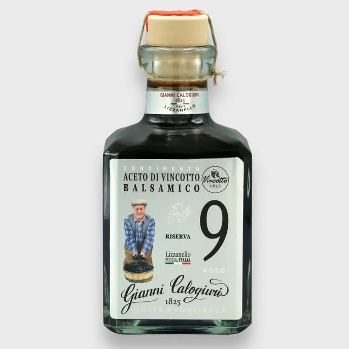 9-vuotiaiden Vincotto CALOGIURI 250 ml (valkoisessa laatikossa) 9-vuotiaiden Vincotto CALOGIURI 250 ml (valkoisessa laatikossa)