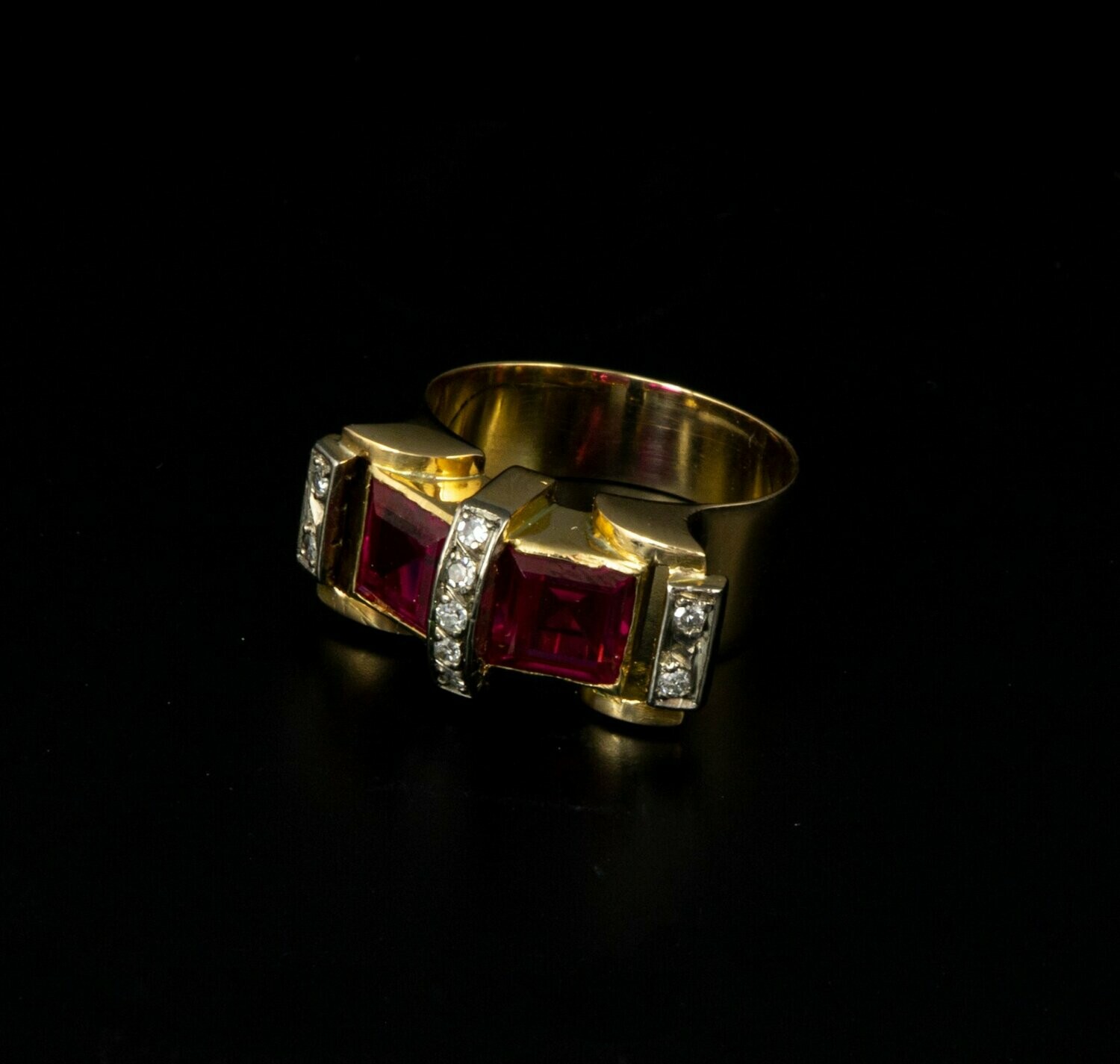 Anillo oro estilo Chevalier con rubí y brillantes 0,10 cts. aprox.