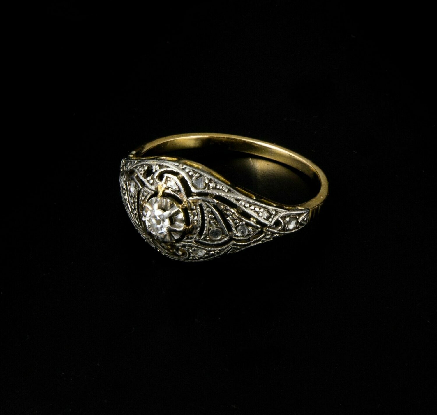 Anillo Deco en oro, platino y brillantes.