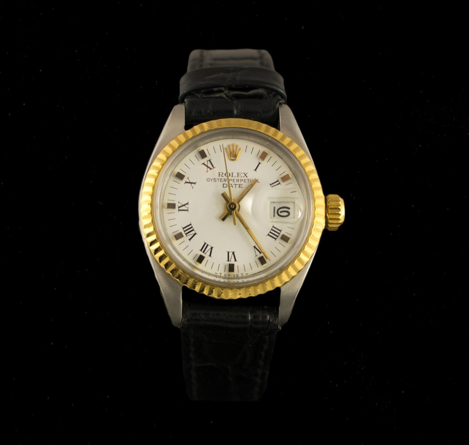 Reloj Rolex de Sra. Oyster Perpetual Date en acero y oro con correa de piel.