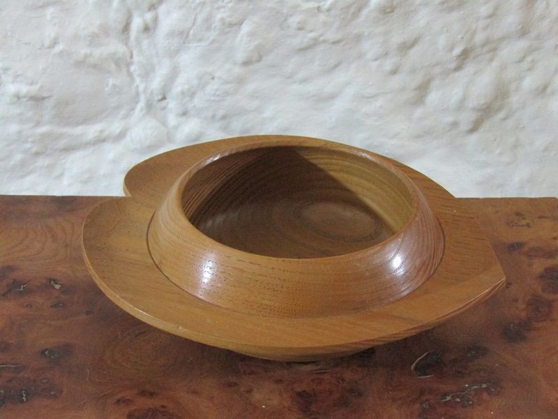 Ash bowl with heart shape skirt 245-225 diameter x 70mm Ash bowl with heart shape skirt 245-225 diameter x 70mm