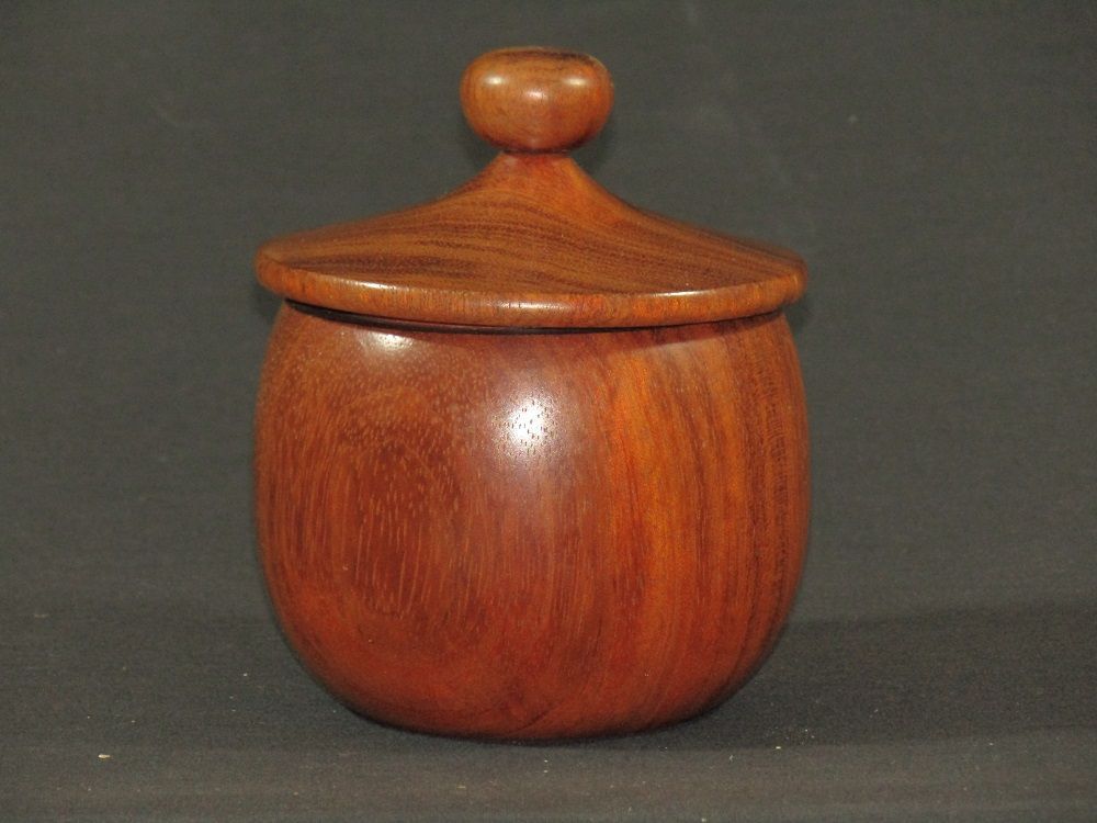 Rosewood jewellery pot, click fit lid and with lift out tray 102mm diameter x 117mm