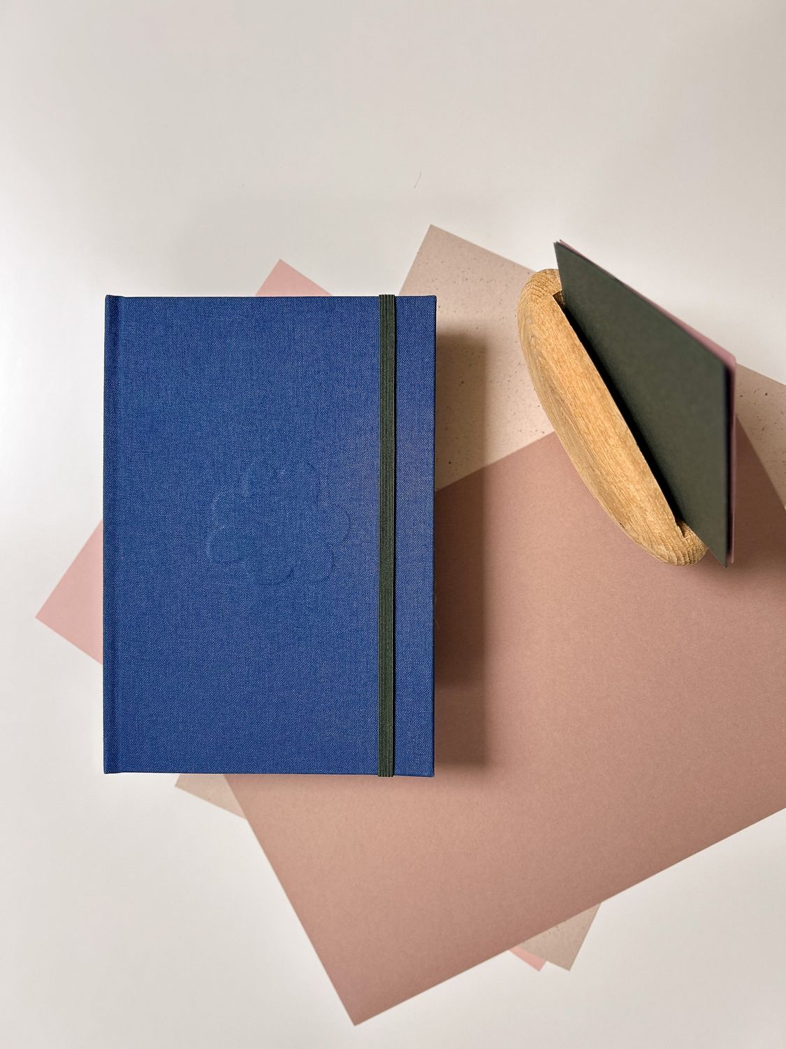 Notes granatowy z gumką, gładki A5