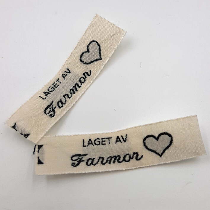 Symerker (bomull, 6B-5500) Laget av ...., Forpakning: 5 stk, Tekst: Laget av farmor