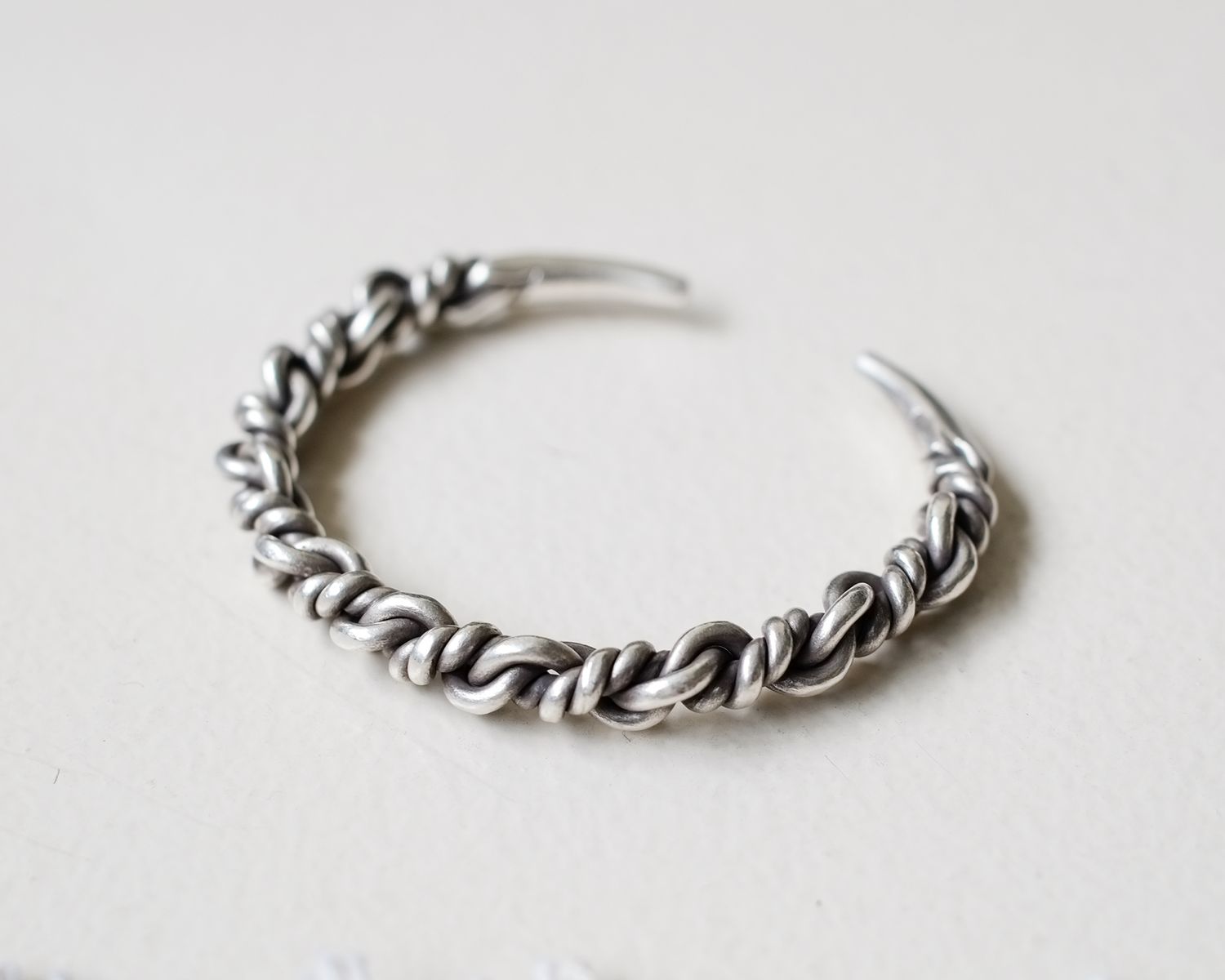 W'MENSWEAR 'KAREN-PUNK' TWISTED SILVER CUFF W'MENSWEAR 'KAREN-PUNK' TWISTED SILVER CUFF