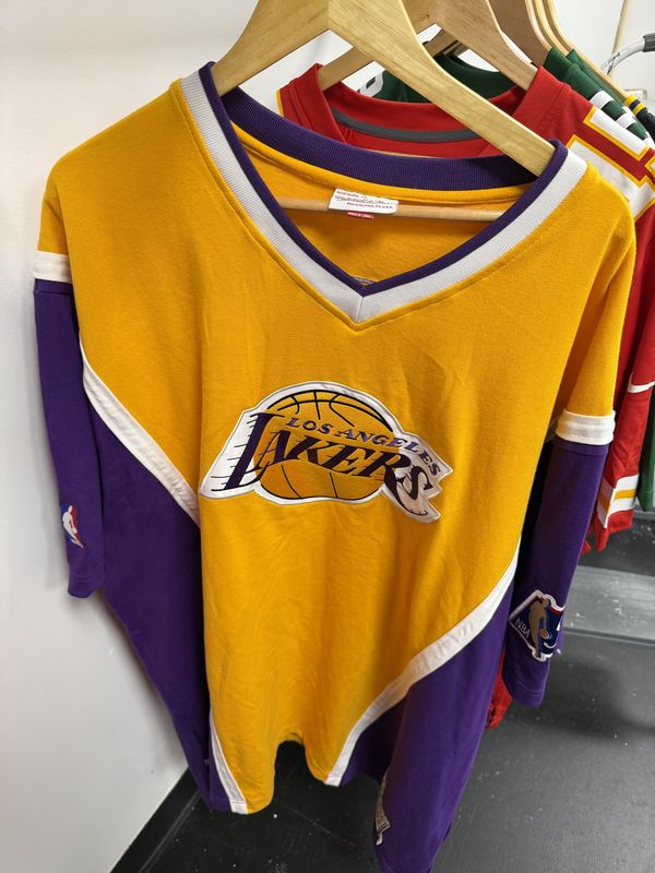 Men&#39;s Los Angeles Lakers Mitchell &amp; Ness Purple 1996-1997 Hardwood Classics On Court Authentic Shooting T-Shirt