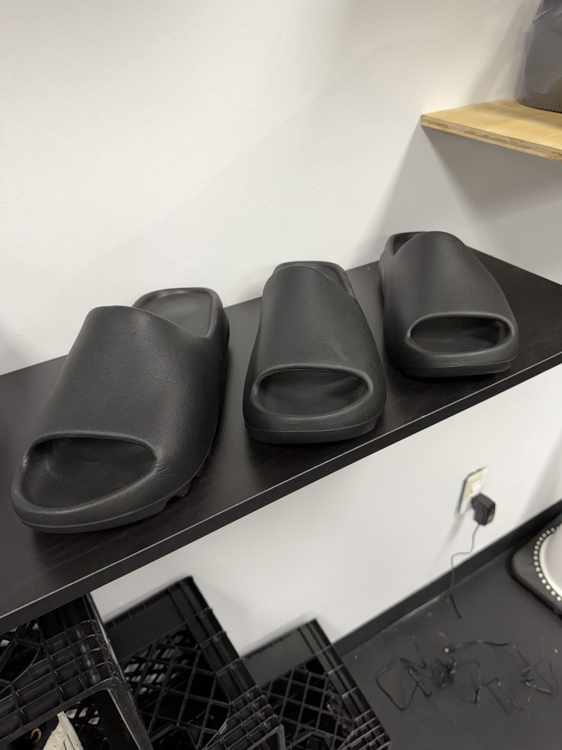 BLK- YZY BRAND SLIDES