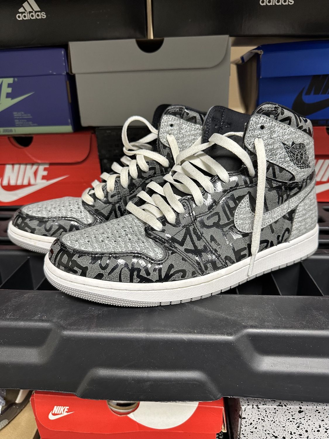 Used/No Box- 10.5-Jordan 1 Rebellionaire