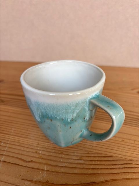 Becher klein mit Henkel, Glasurfarbe: Rauchquarz