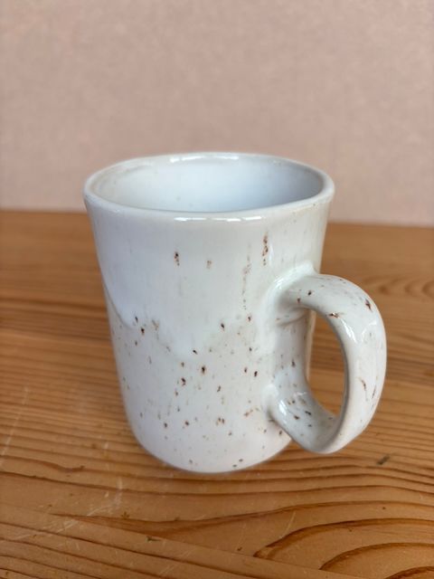 Becher mittel mit Henkel