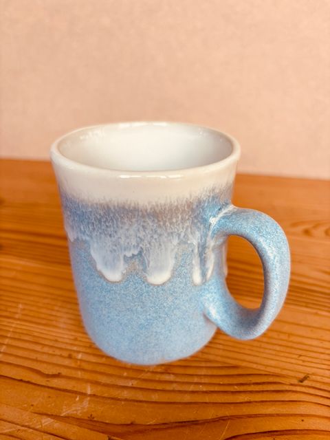 Becher mittel mit Henkel, Glasurfarbe: Vergissmeinnicht