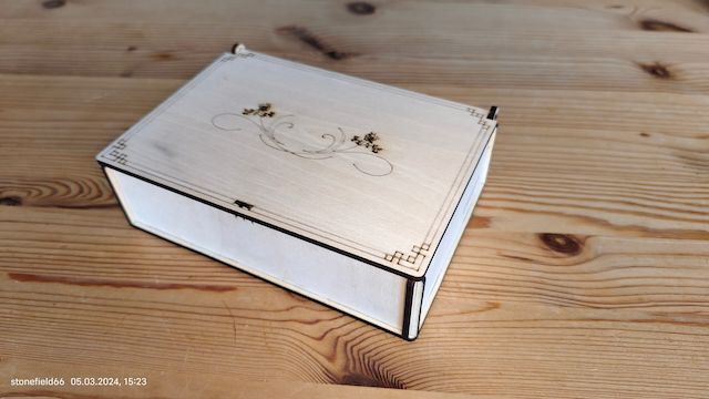 Holzschatulle mit Deckel und Holzscharnier