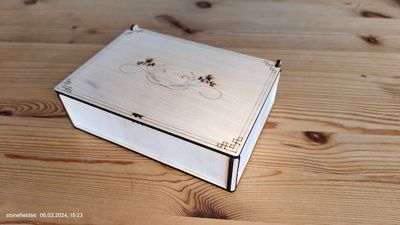 Holzschatulle mit Deckel und Holzscharnier