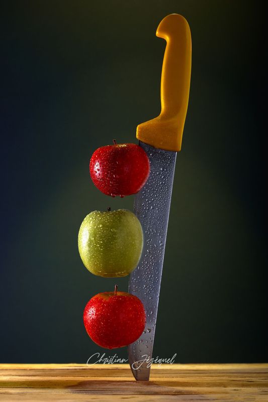 Les Trois Pommes au Couteau