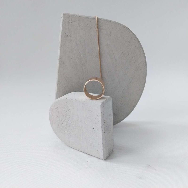 Halbrundes Schmucktablett aus Beton