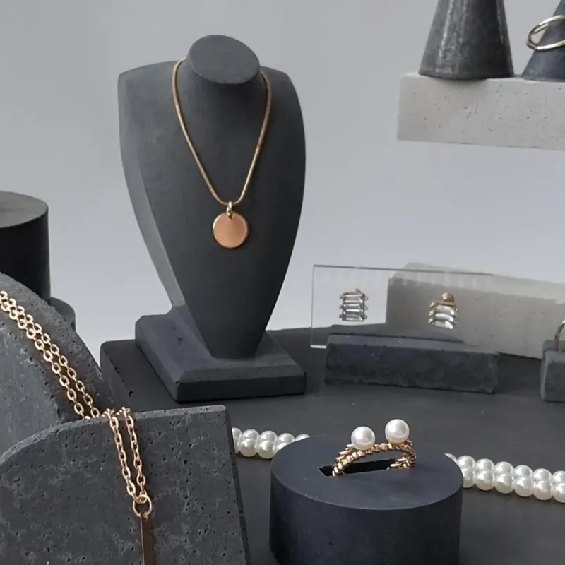 Schlanke Betonbüste für Halsketten