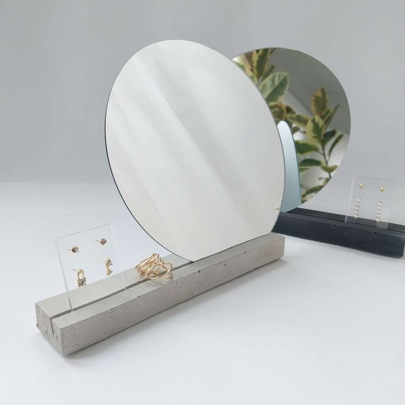 Moderner Spiegel mit Betonsockel