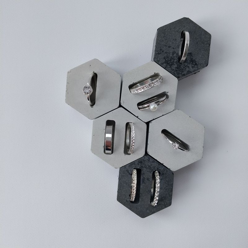 Hexagon Ringständer aus Beton – minimalistische Ringpräsentation
