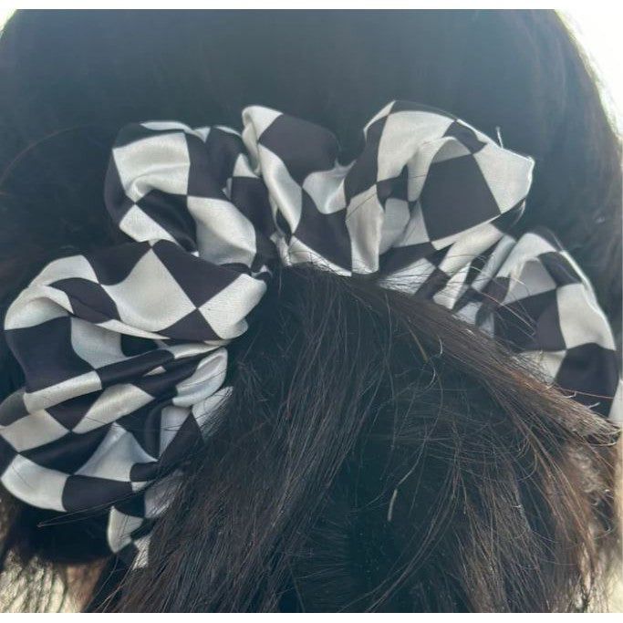 Round the Track Scrunchie- Black/White