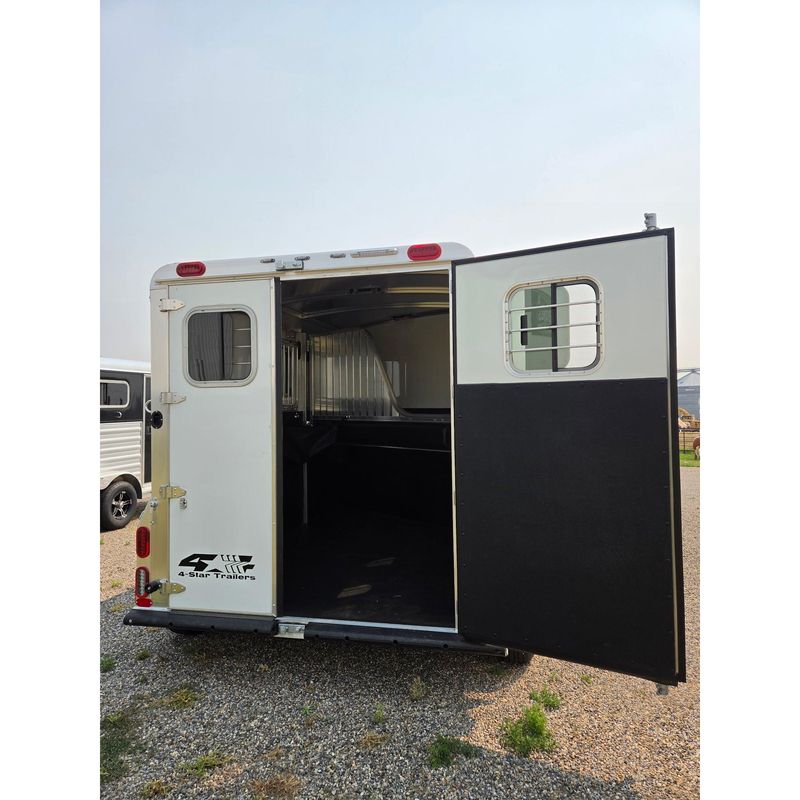 2027 4-Star 11' 2-Horse Slant Load Bumper Pull - 44463